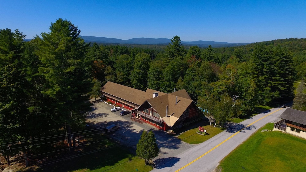 The Upper Pass Lodge at Magic Mountain 28/32