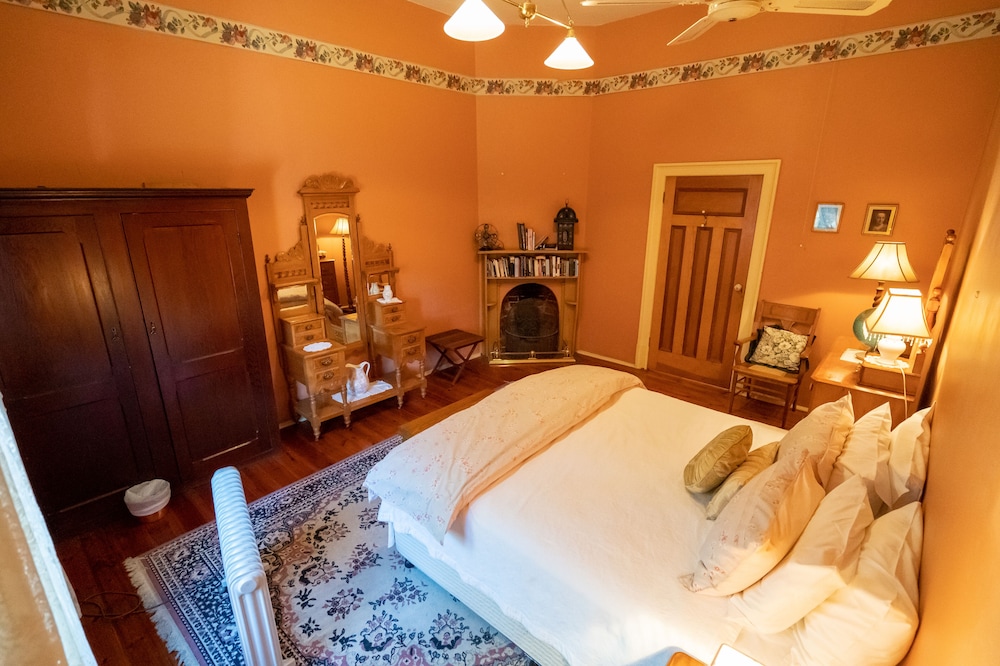 3 BEDROOMS, CLASSIC, APARTMENT, GARDEN AREA