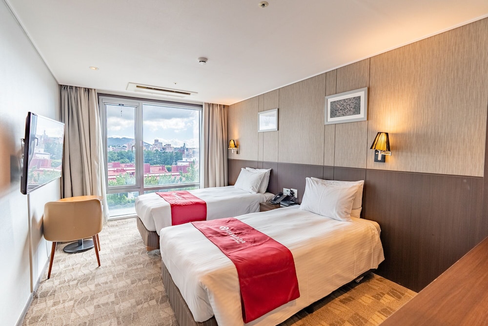 Ramada by Wyndham Jeju City Hall 12/36