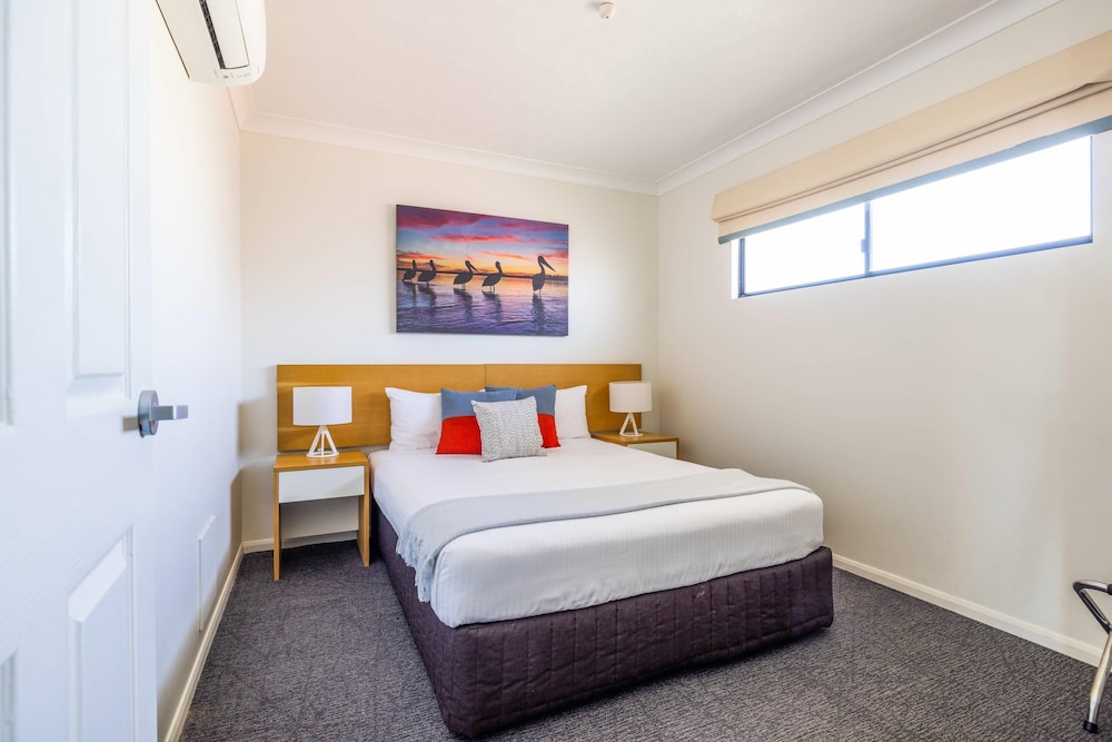 EFFICIENCY, SUITE, KING BED
