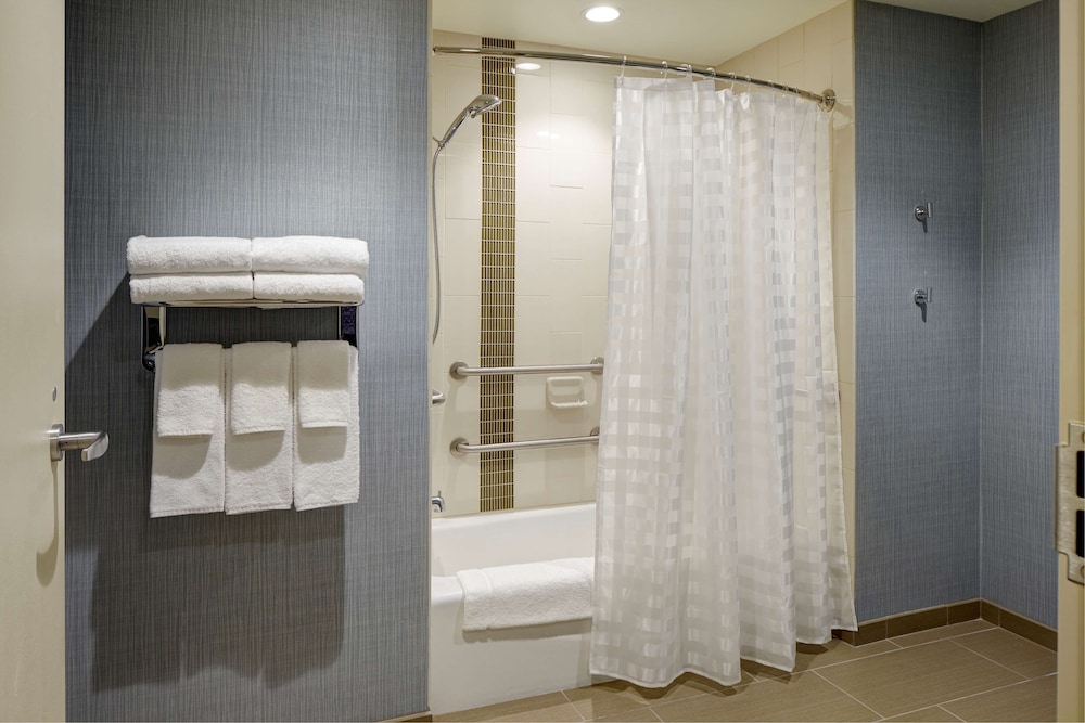 Hyatt Place Madison Verona 53/54