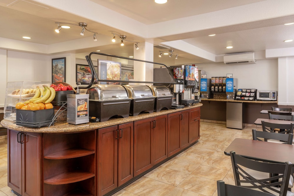 Best Western Plus Raffles Inn & Suites 28/34