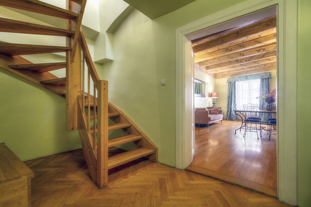 Black Star Suites 29/44
