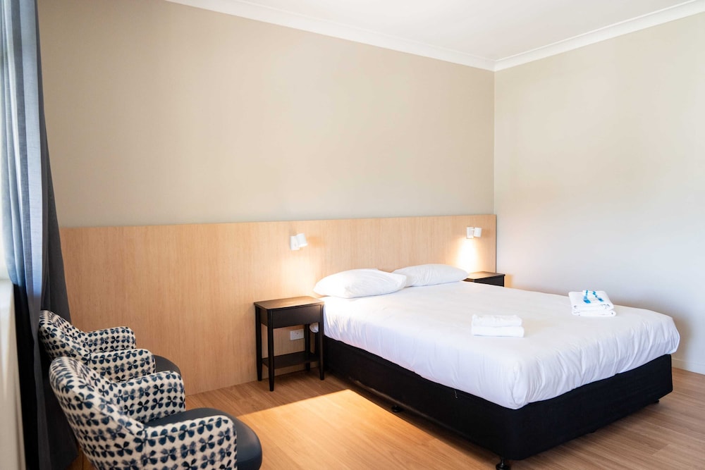 EL TORO MOTOR INN 26/56