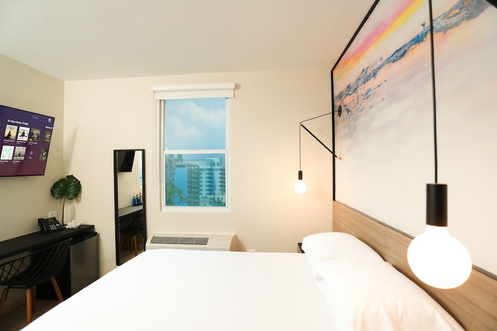 The Tryst Beachfront Hotel 10/50