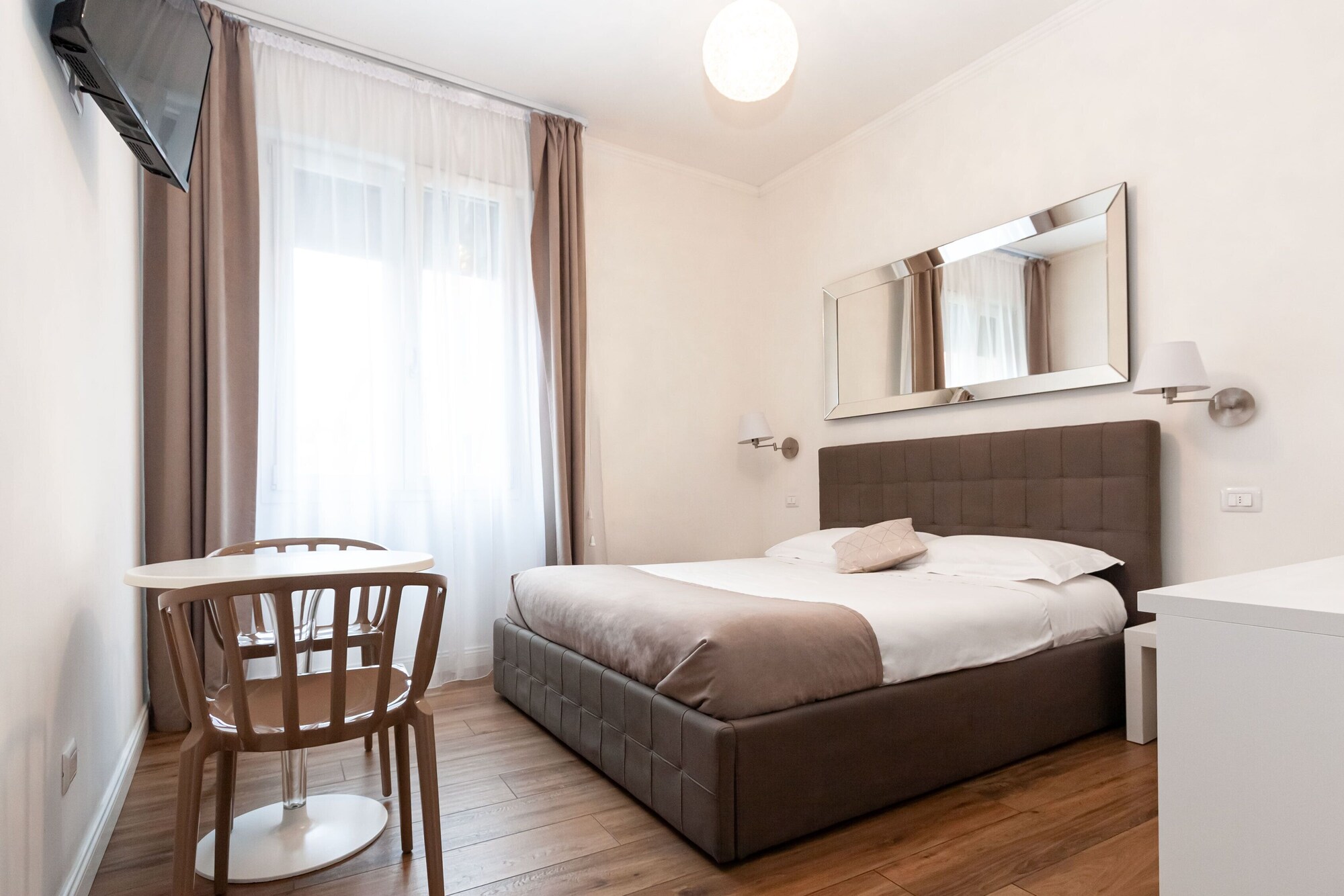 ROOM, DOUBLE BED