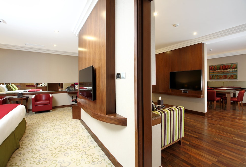 كراون بلازا الرياض منهال(Radisson Blu Hotel and Convention Center, Riyadh Minhal) 14/67
