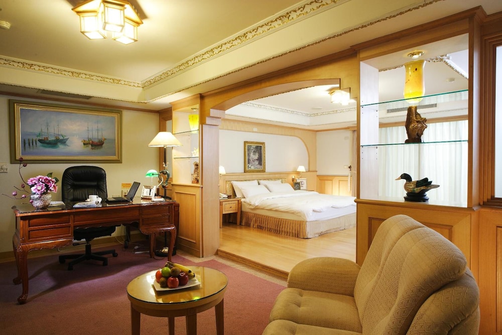 Kingdom Hotel 33/50