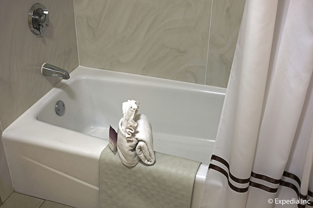 Camelot Inn And Suites 26/62