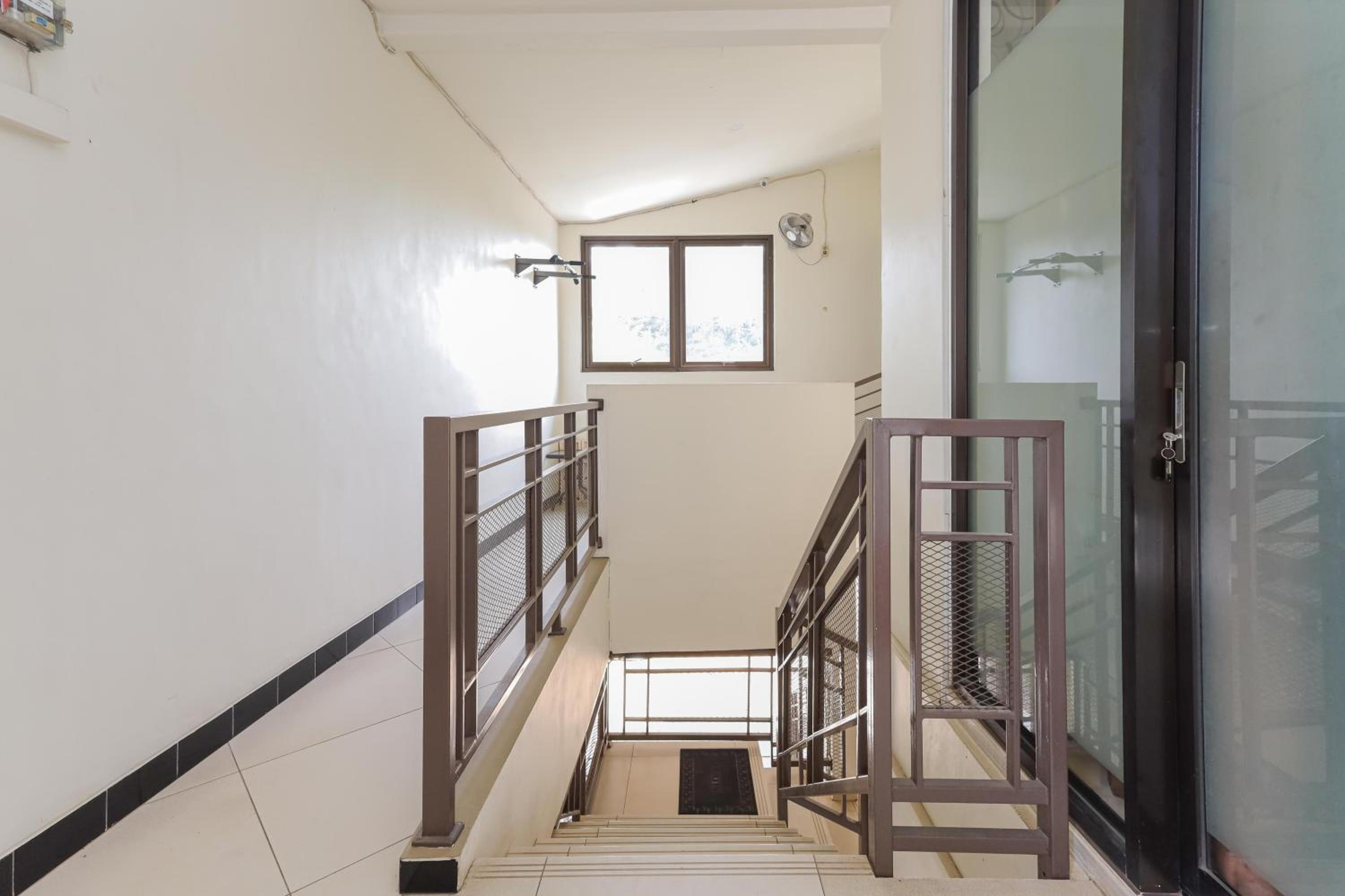 RedDoorz Syariah near Green Park Jatiwarna 30/50