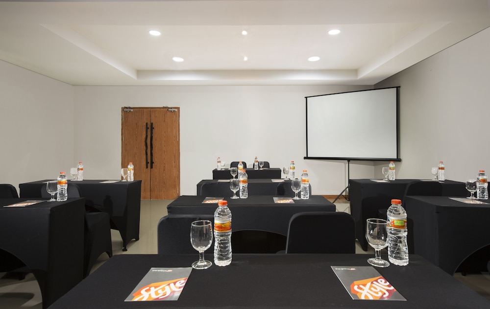 Yellow Star Hotel Gejayan 48/51