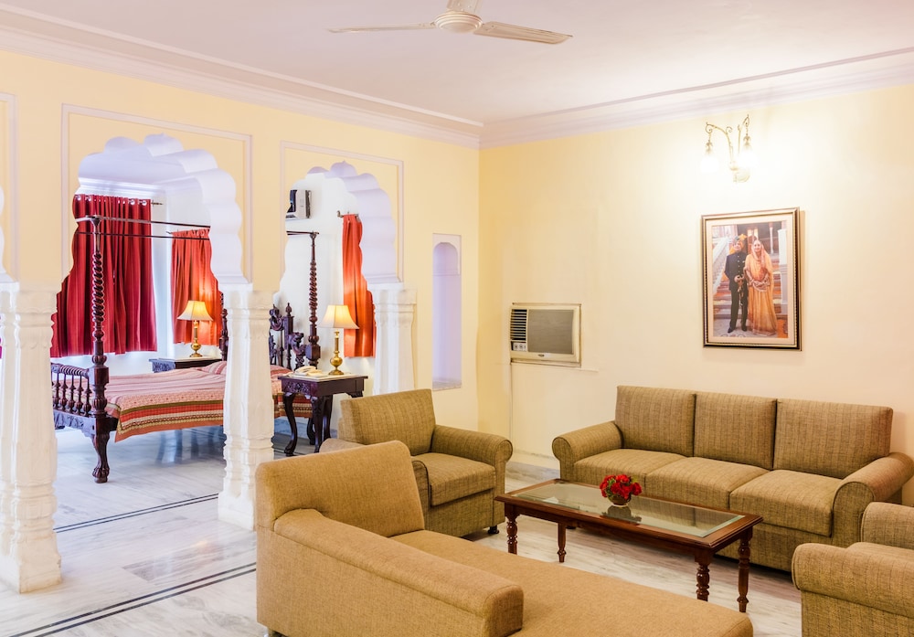 Mandawa Haveli 34/70