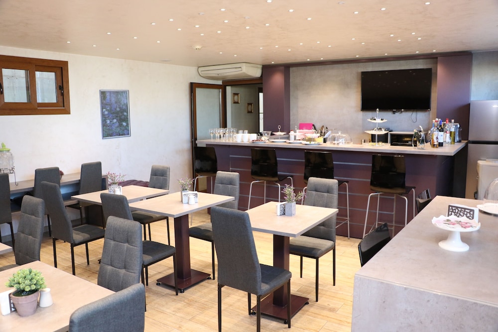 HOtello Guest Suites 26/28