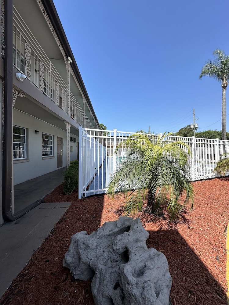 Econo Lodge St. Petersburg Central 44/54
