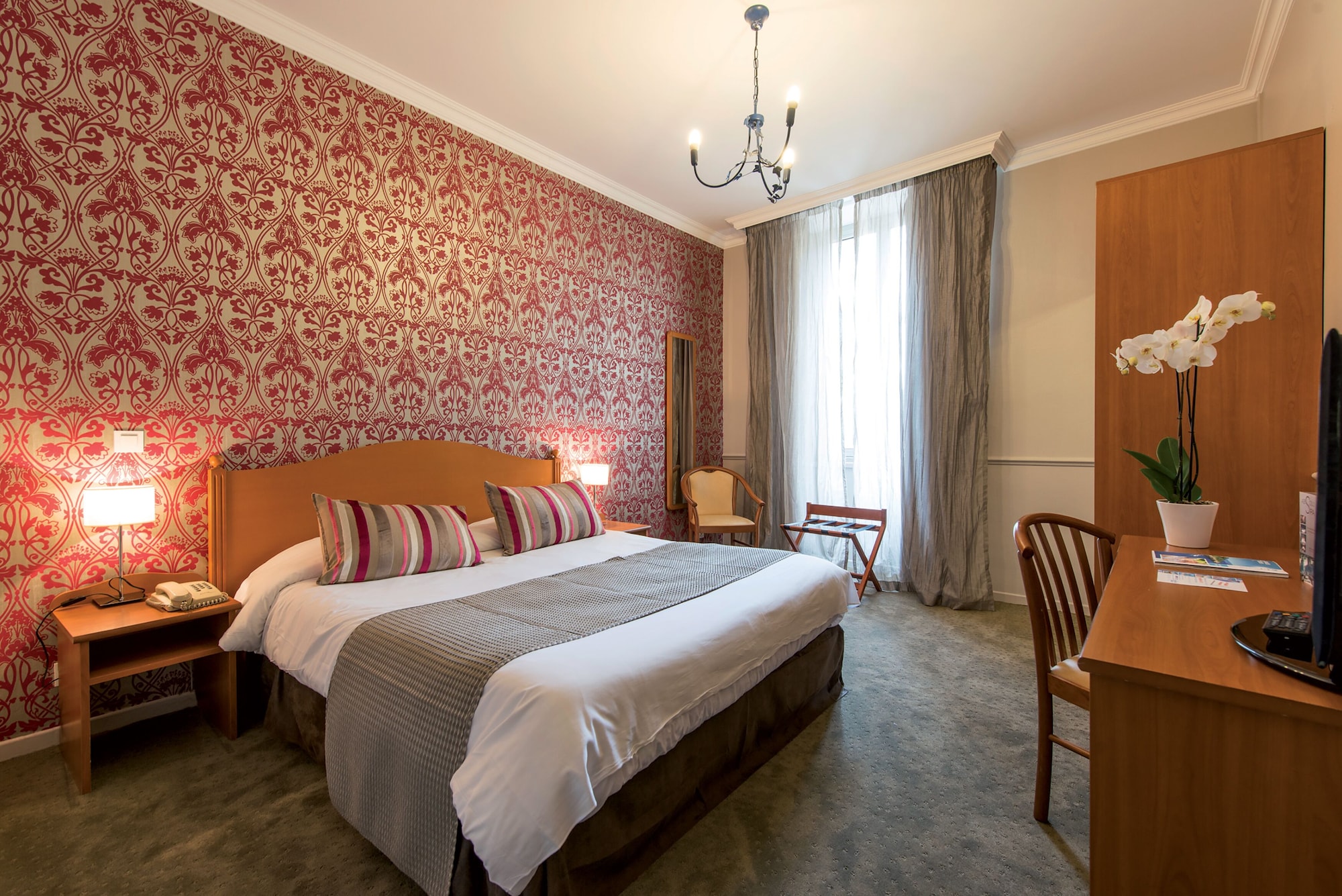 STANDARD, DOUBLE OR TWIN BED, CITY VIEW