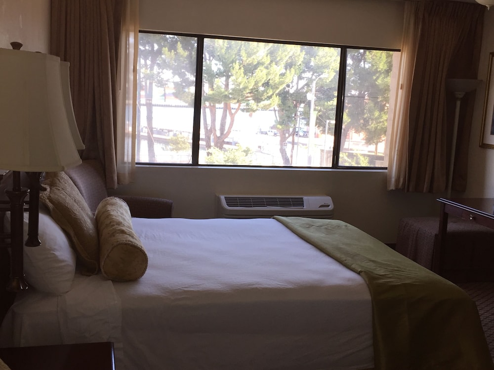 Portside Inn & Suites 33/58