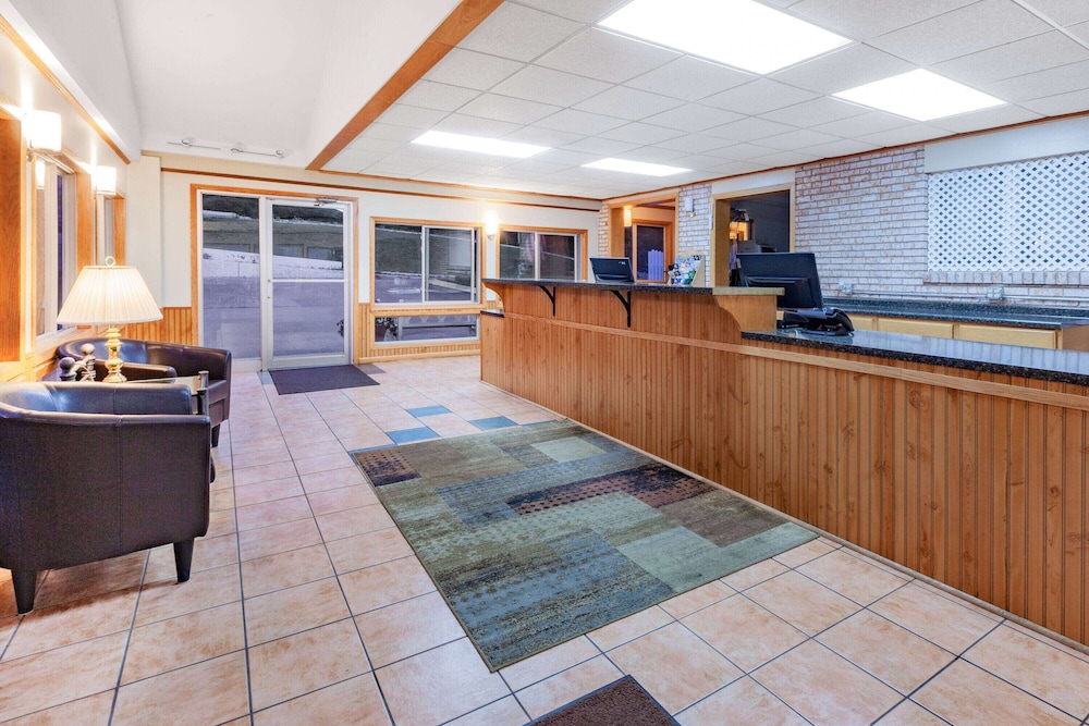 Days Inn Suites By Wyndham St Ignace Lakefront 11/50