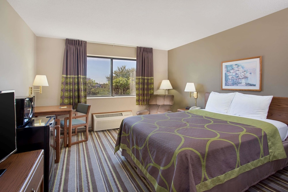 Super 8 By Wyndham Charles City 7/26