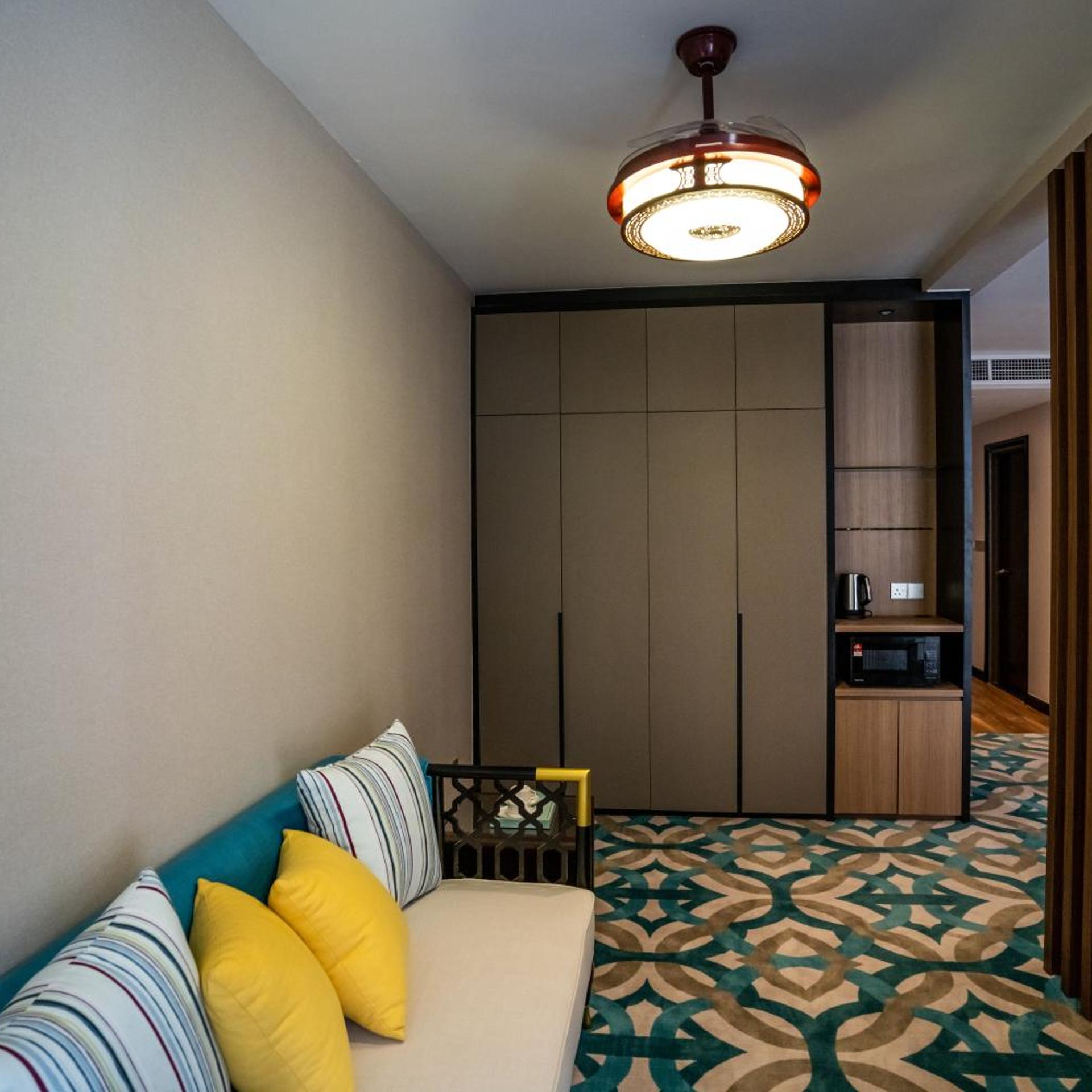 CHRISTEE SUITES 22/37