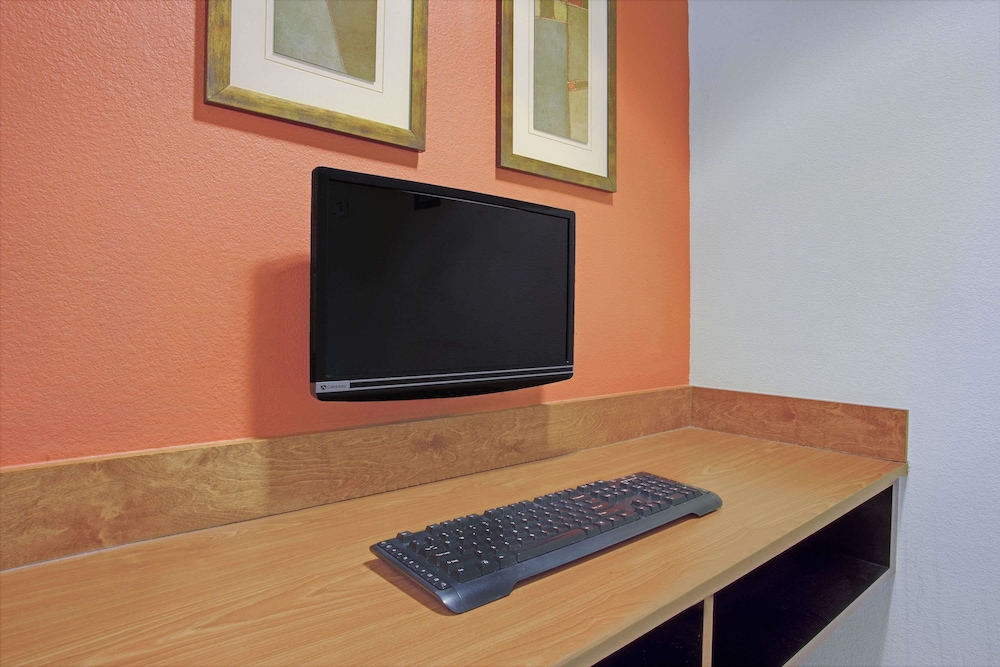 Days Inn & Suites by Wyndham Laurel Near Fort Meade 32/37