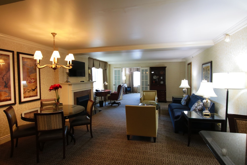Hotel Roanoke Conference Ctr Curio Collection By Hilton 47/58