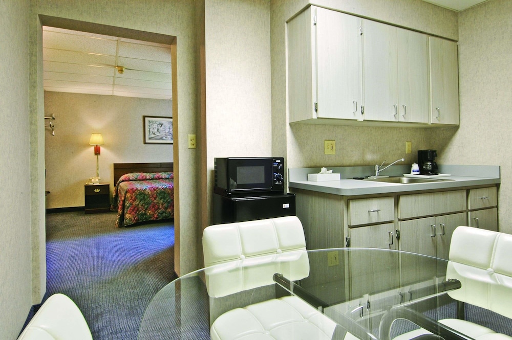 Travelodge by Wyndham Cleveland Lakewood 19/28