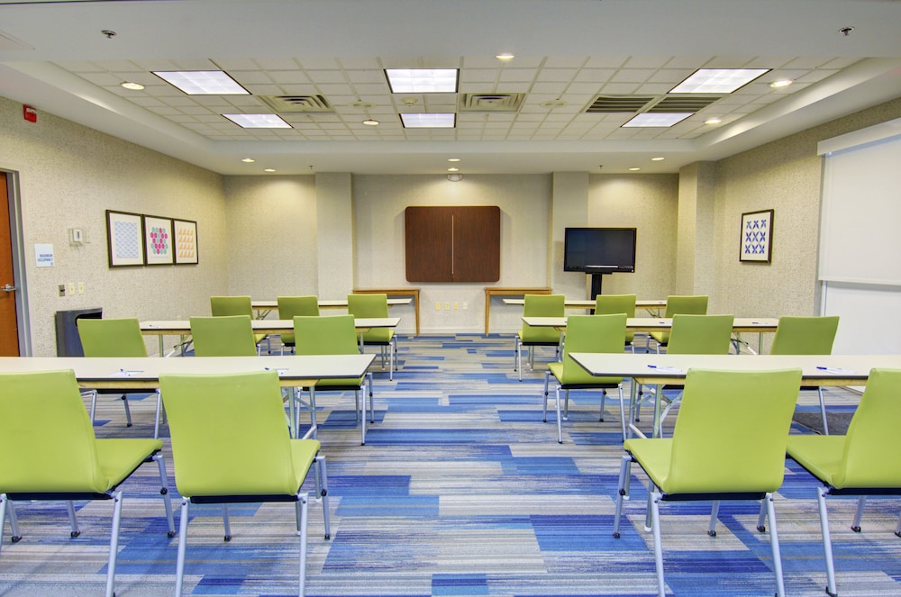 Holiday Inn Express Suites Blackburg University Area 57/74
