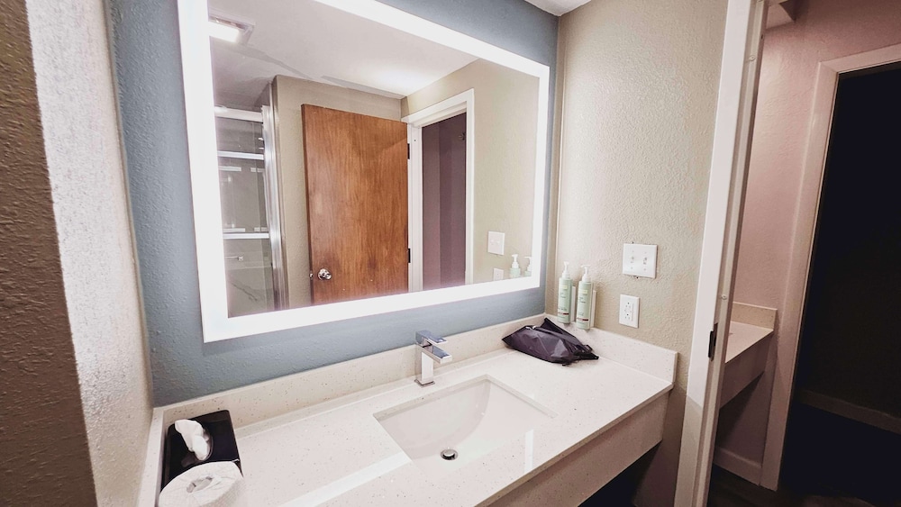 غرفة قياسية بسرير كينج، Best Western Hopkinsville KY 2/3