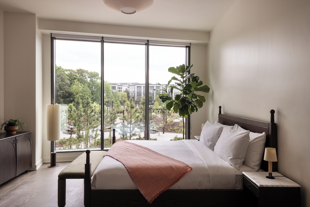 ROOM, MULTIPLE BEDS, PLAZA VIEW