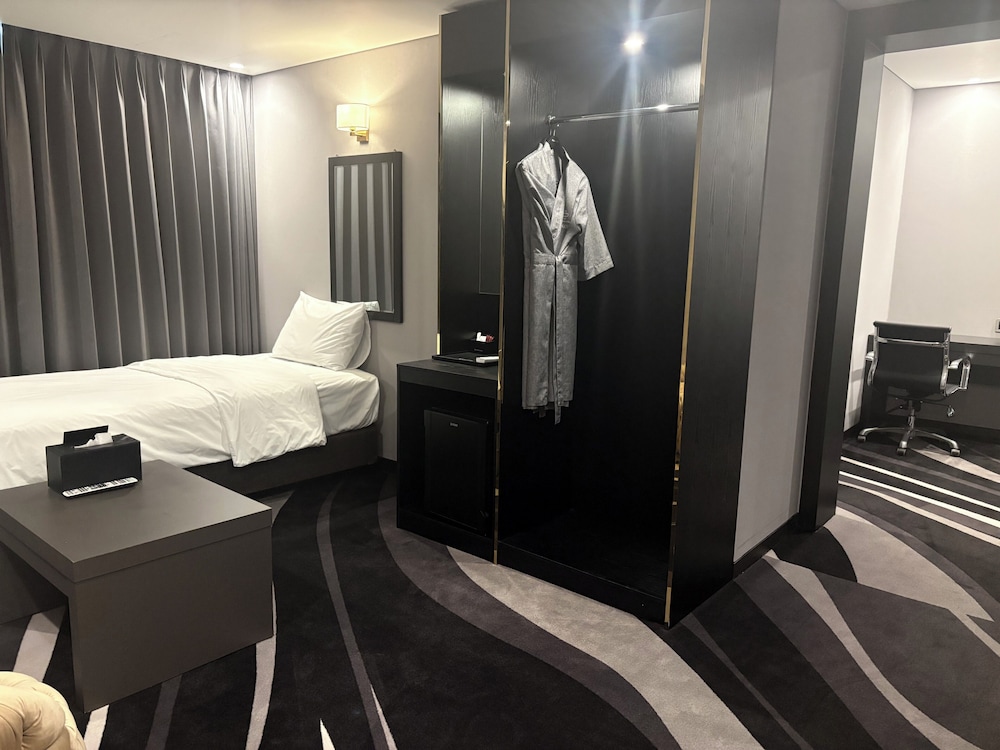 Mbn Hotel 10/16