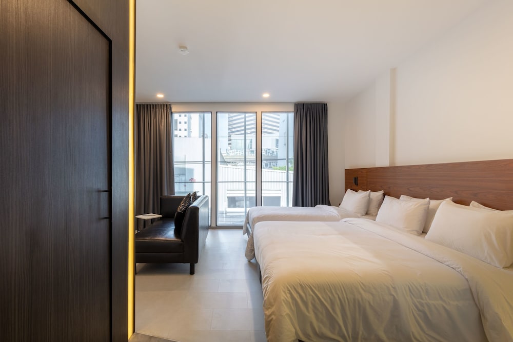 ROOM, TRIPLE, PRIVATE BATHROOM