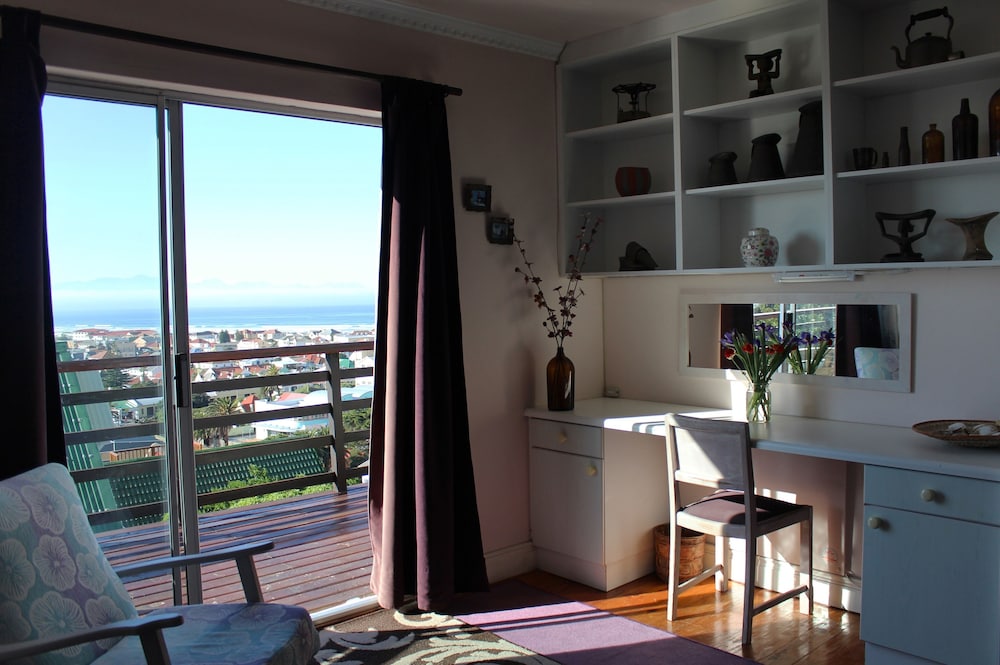 Bluebottle Guest House 25/50