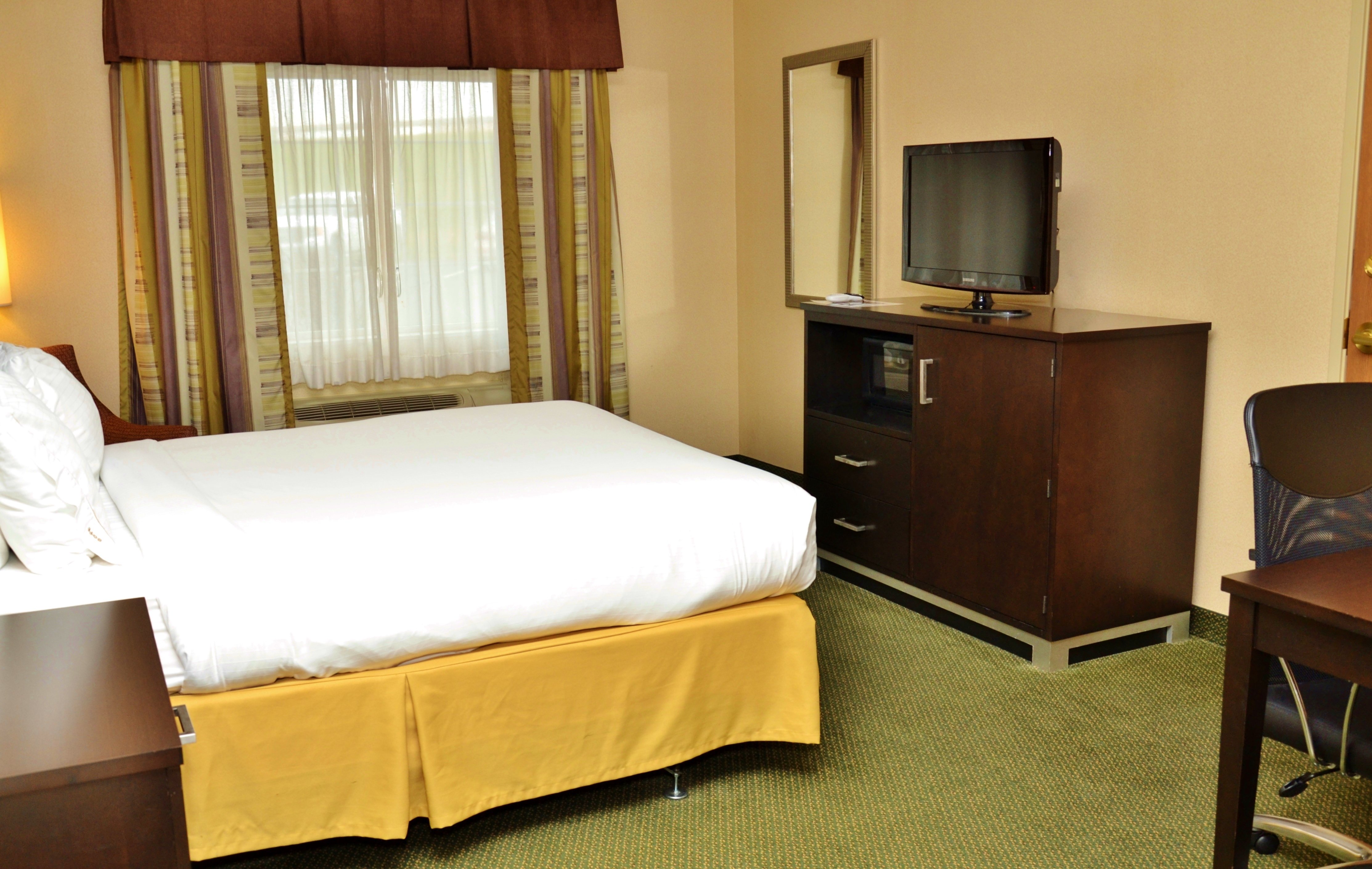 Holiday Inn Express Suites Center Township 27/78