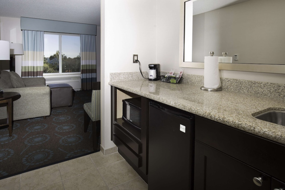 Hampton Inn and Suites Suisun City Waterfront 24/50