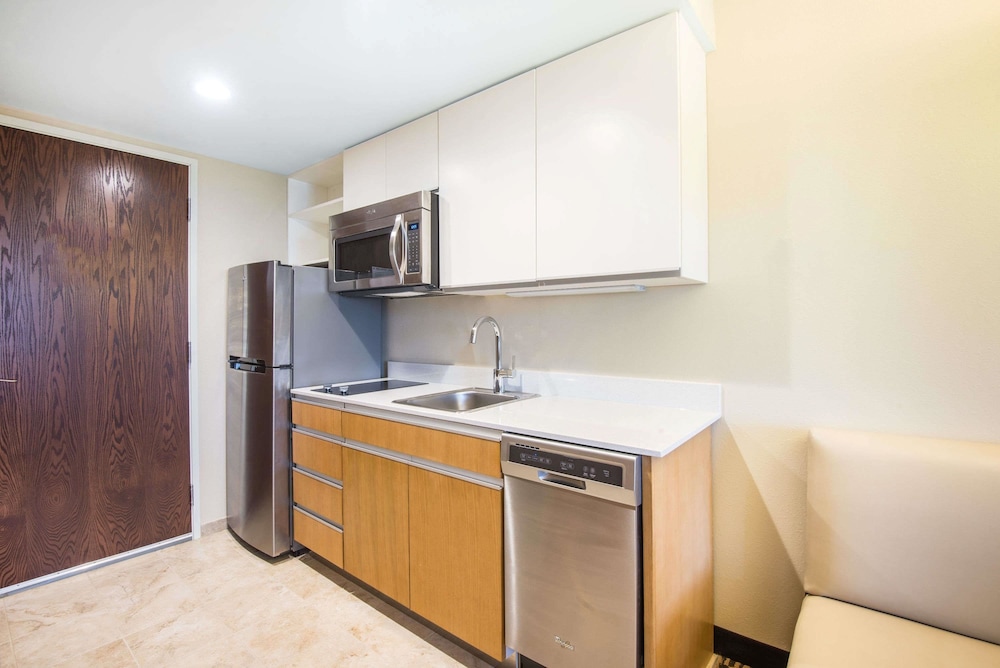 HAWTHORN SUITES BY WYNDHAM ST CLAIRSVILLE 25/26