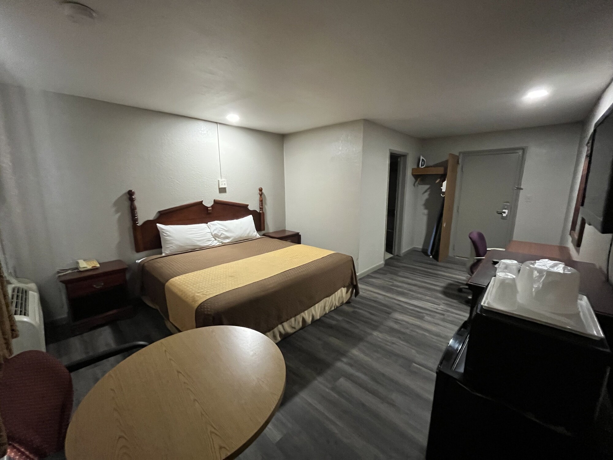 ROOM, KING BED