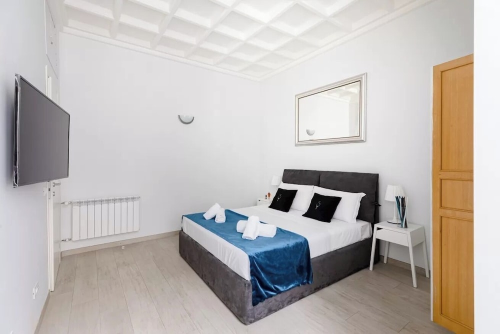 World, Apartment, Queen Bed, Sofa