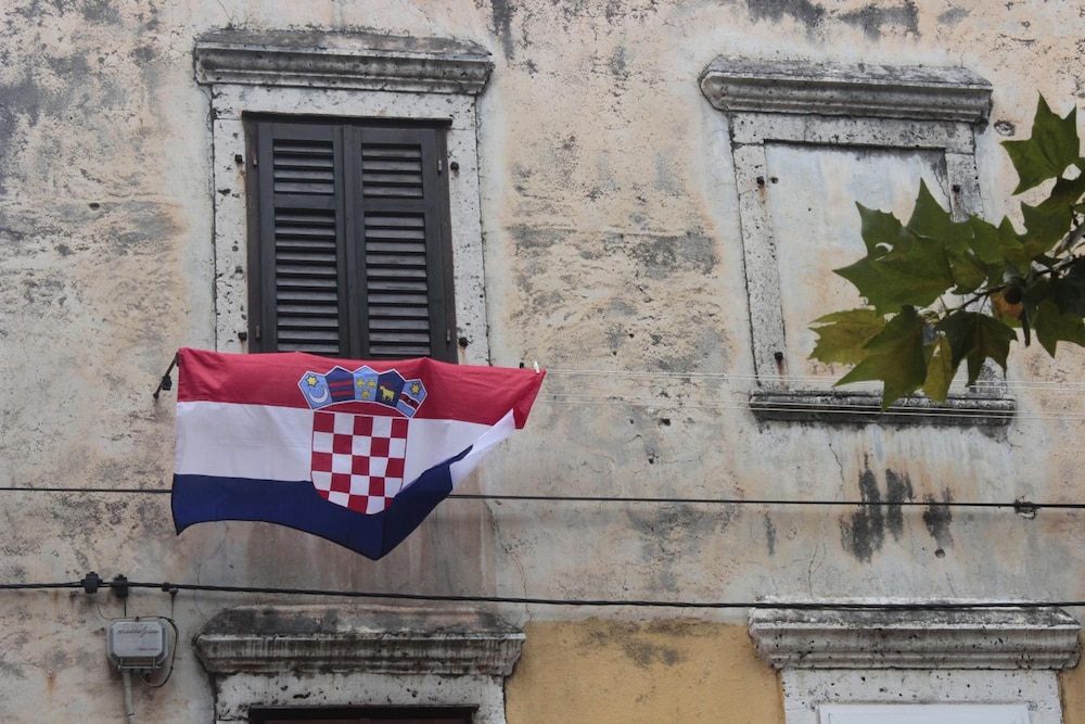 DRAGAN'S DEN HOSTEL 3/49