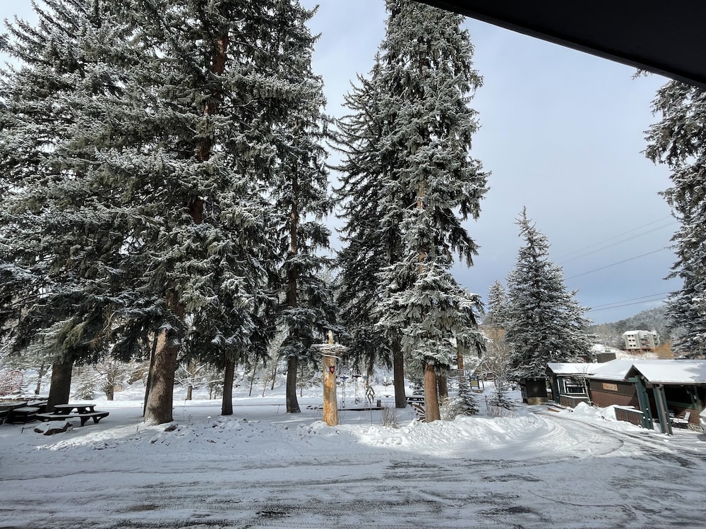 Highland Haven Creekside Inn 45/50