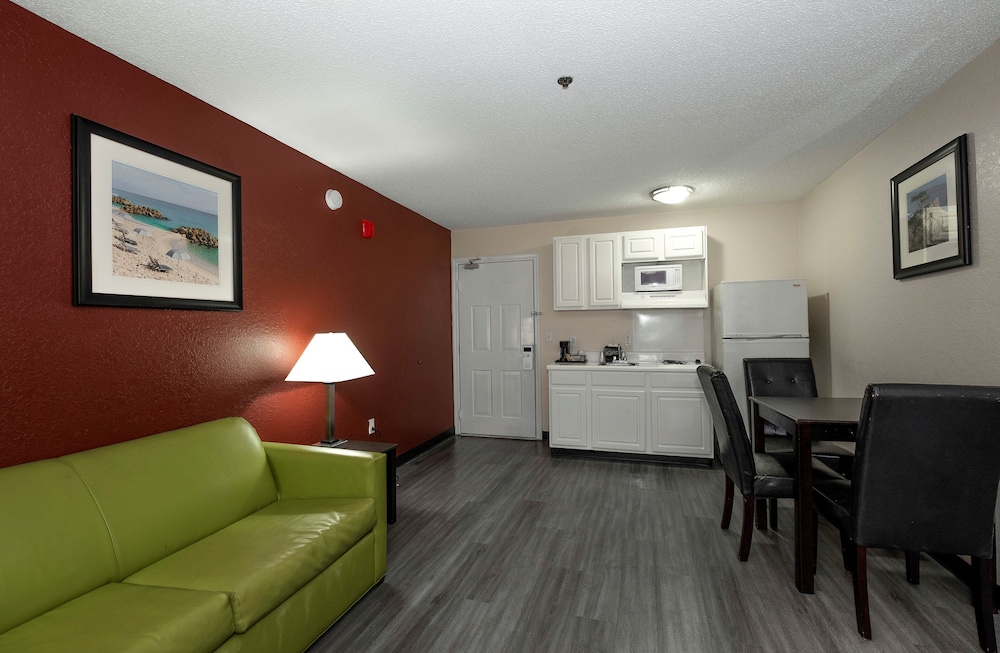 Red Roof Inn And Suites Pensacola Nas Corry 40/44