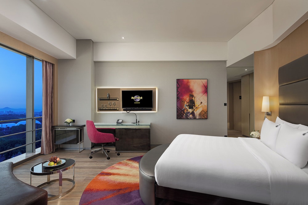 Royal, Rock, King Bed, Bathtub, Executive Lounge Access