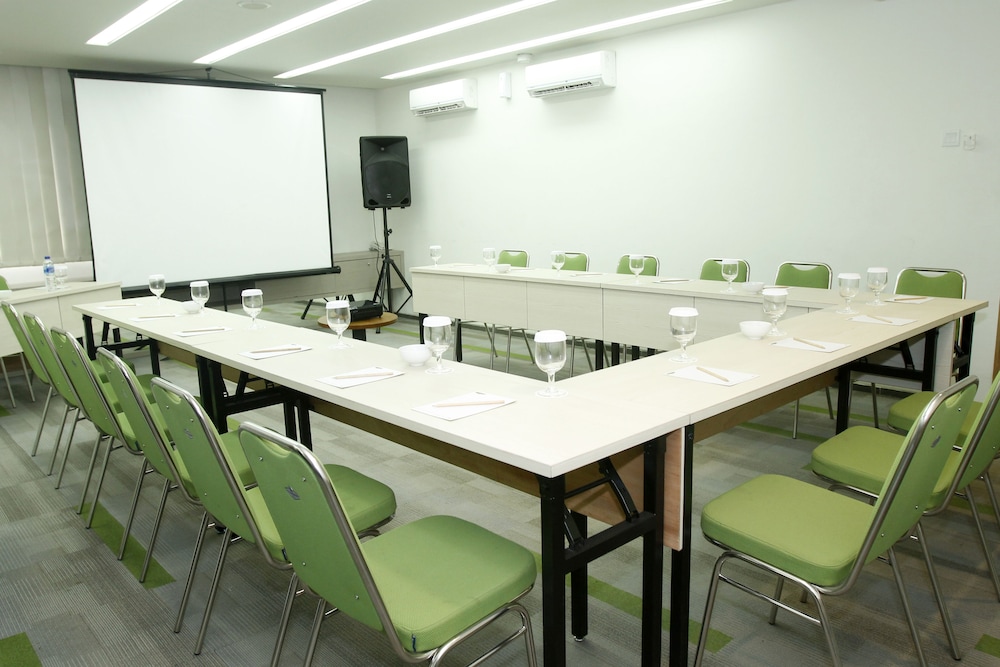 Maxonehotels At Dharmahusada Surabaya 28/32