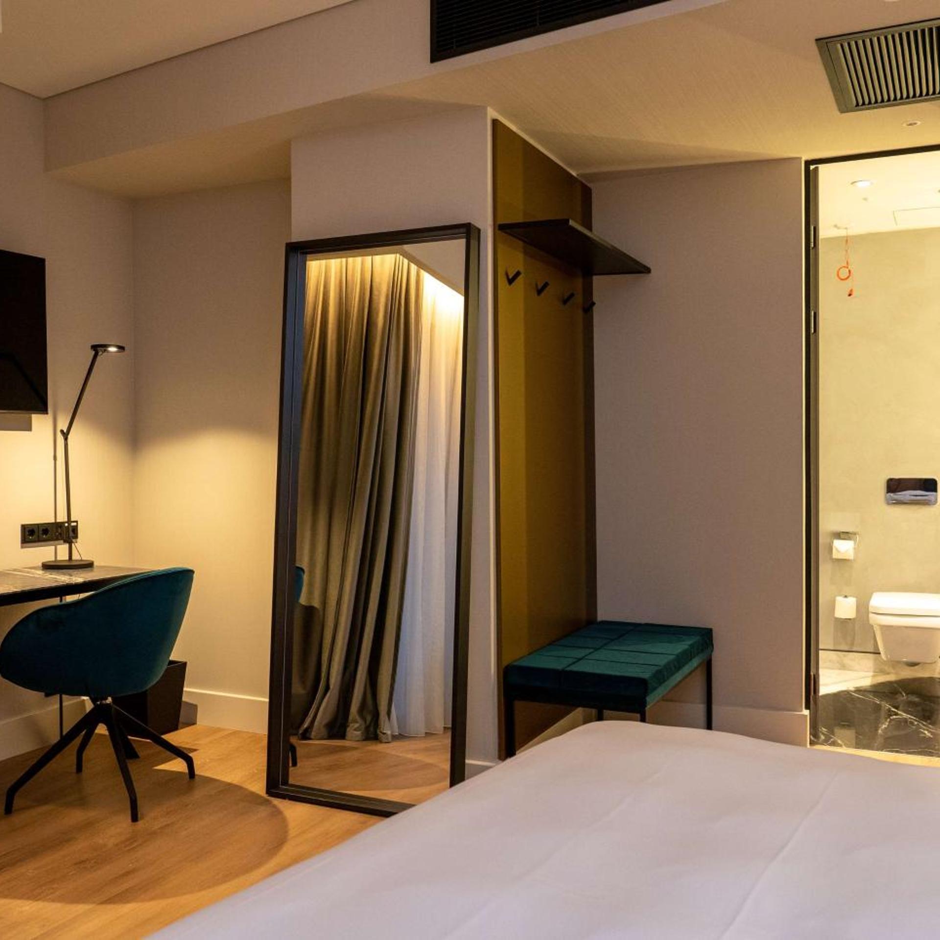 غرفة بريميوم بسرير مزدوج بإطلالة على المدينة، Radisson Blu Aurum Hotel Brasov 6/10