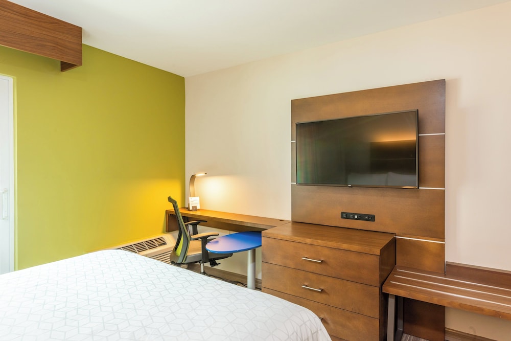غرفة قياسية بسرير كينج لذوي الإعاقة، Holiday Inn Express & Suites Bradenton West, an IHG Hotel 3/5