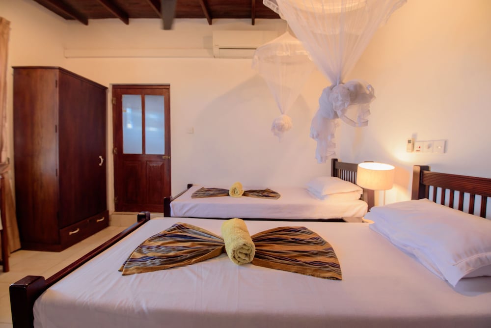 ROOM, TWIN BEDS