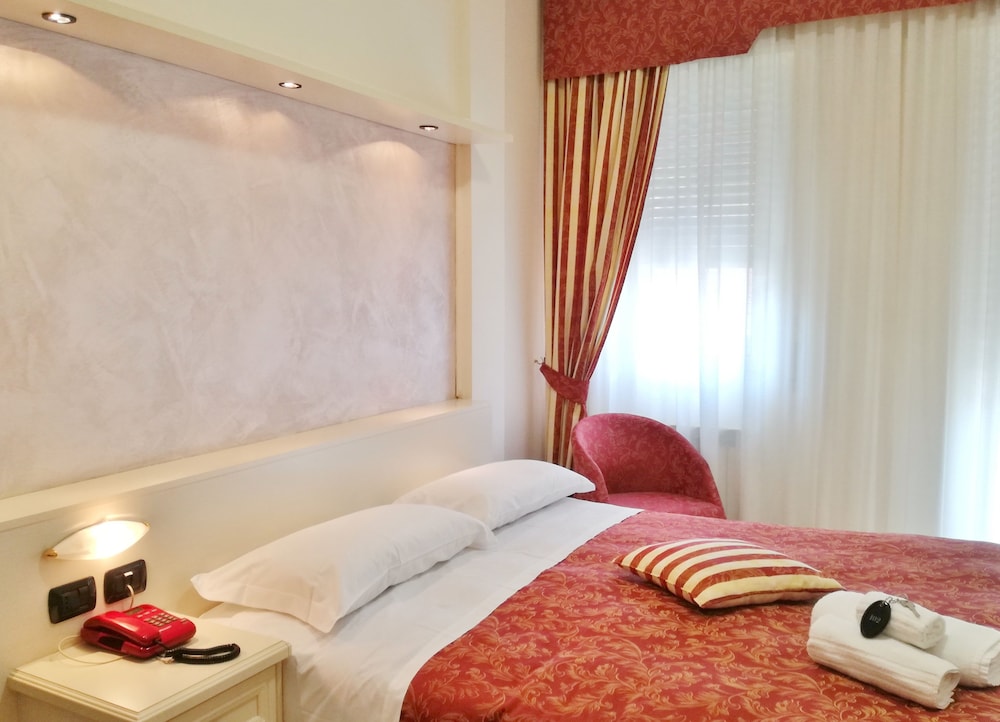Gold Hotel 10/50