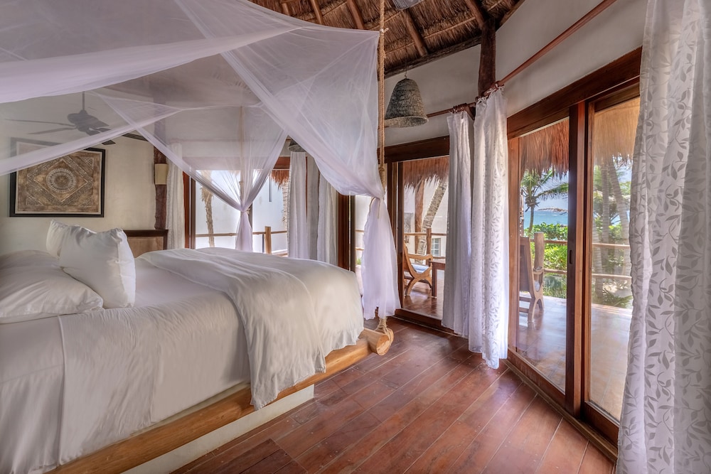 ROOM, PARTIAL OCEAN VIEW