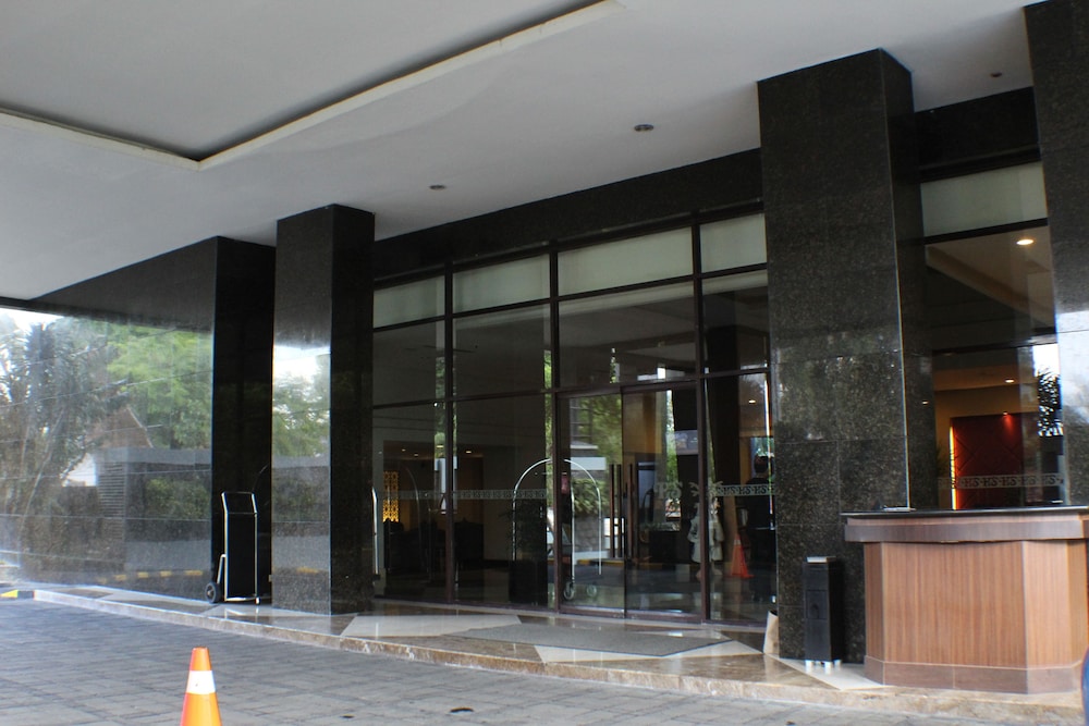 Hotel Santika Pandegiling 6/55