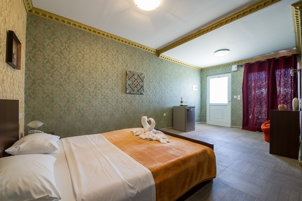 DELUXE, FAMILY, SUITE