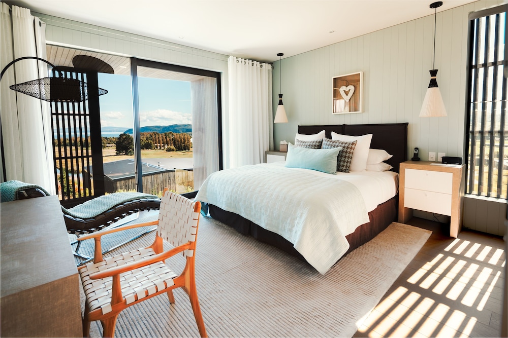 2 BEDROOMS, MANOR, RESIDENCE, DEN